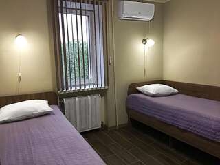 Отель 7Days Hadyach Двухместный номер с 2 отдельными кроватями и общим туалетом-1